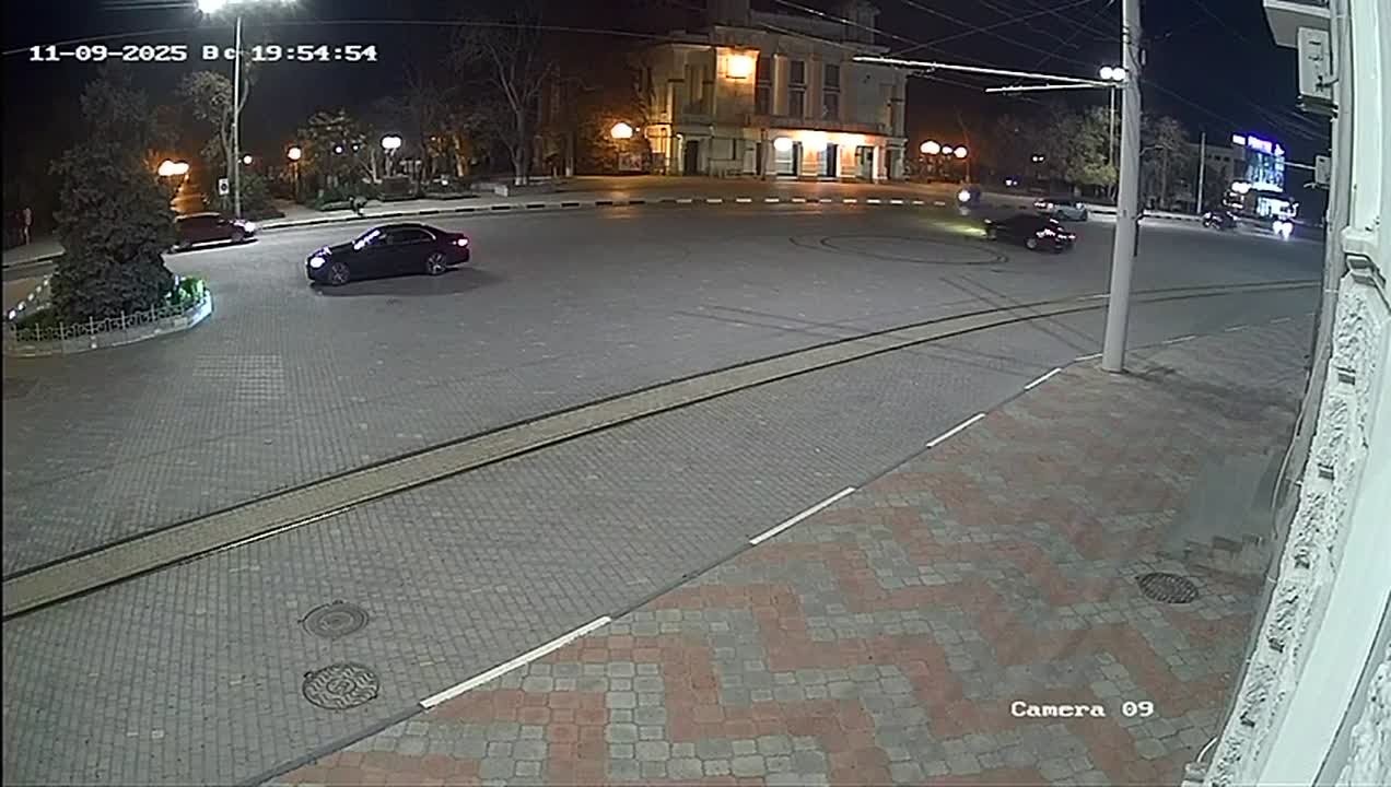 Житель Волгограда «отрабатывал» автомобильные трюки на Театральной площади в Евпатории