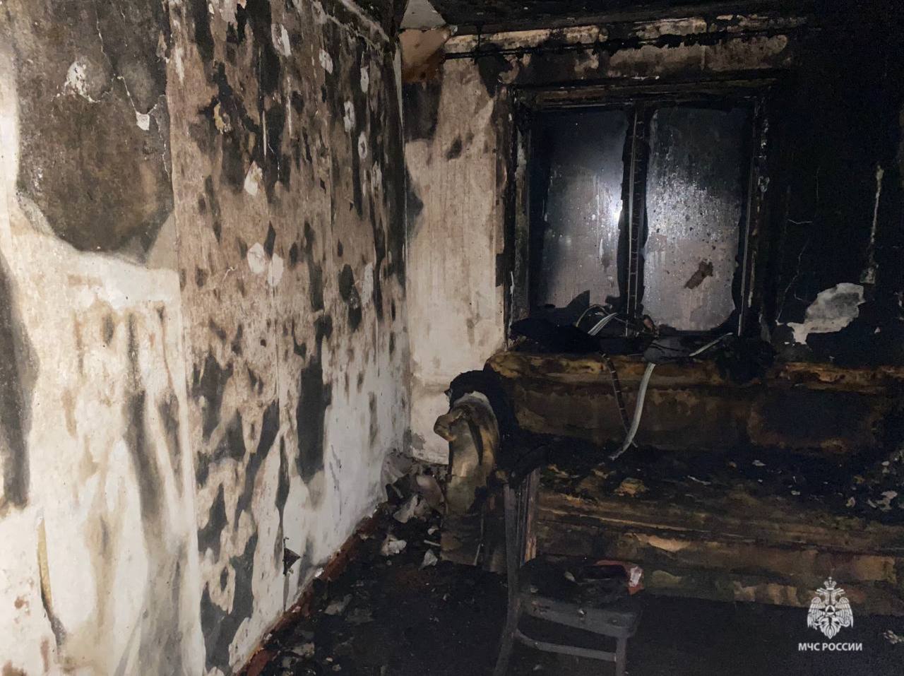 18 ноября в рабочем поселке Октябрьский огонь охватил домашние вещи на 16 квадратах 18 ноября в рабочем поселке Октябрьский огонь охватил домашние вещи на 16 квадратах