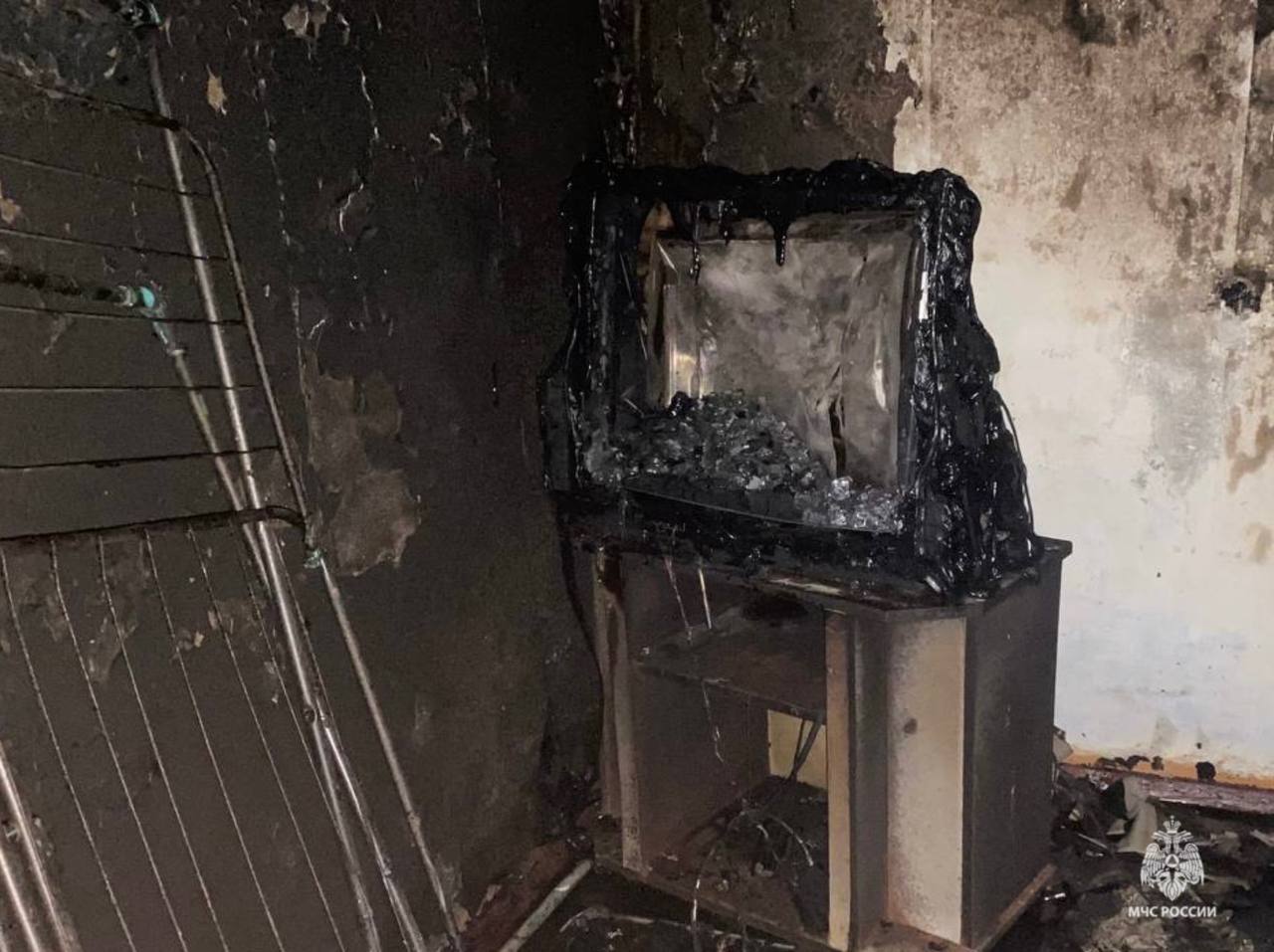 18 ноября в рабочем поселке Октябрьский огонь охватил домашние вещи на 16 квадратах