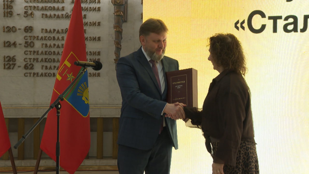 Уникальную поэму «Сталинград» маршала Андрея Еременко привезли в Волгоград Уникальную поэму «Сталинград» маршала Андрея Еременко привезли в Волгоград