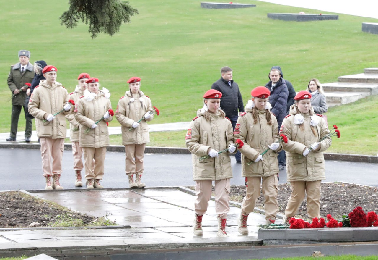Цветы и венки легли к Вечному огню на Мамаевом кургане в память о защитниках Родины Цветы и венки легли к Вечному огню на Мамаевом кургане в память о защитниках Родины