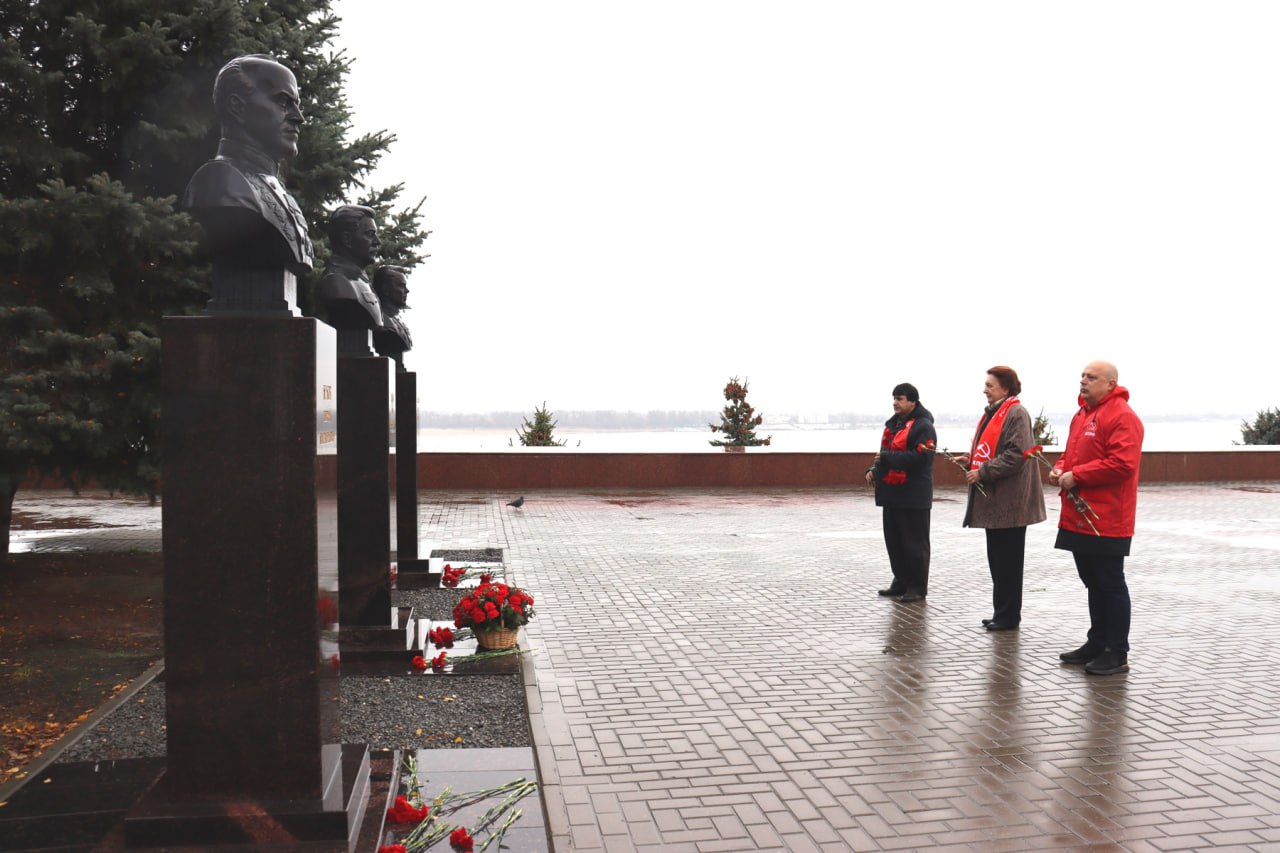 Сегодня в день 83-й годовщины контрнаступления советских войск под Сталинградом во всех муниципальных образованиях Волгоградской области с участием депутатов проходят патриотические акции Сегодня в день 83-й годовщины контрнаступления советских войск под Сталинградом во всех муниципальных образованиях Волгоградской области с участием депутатов проходят патриотические акции