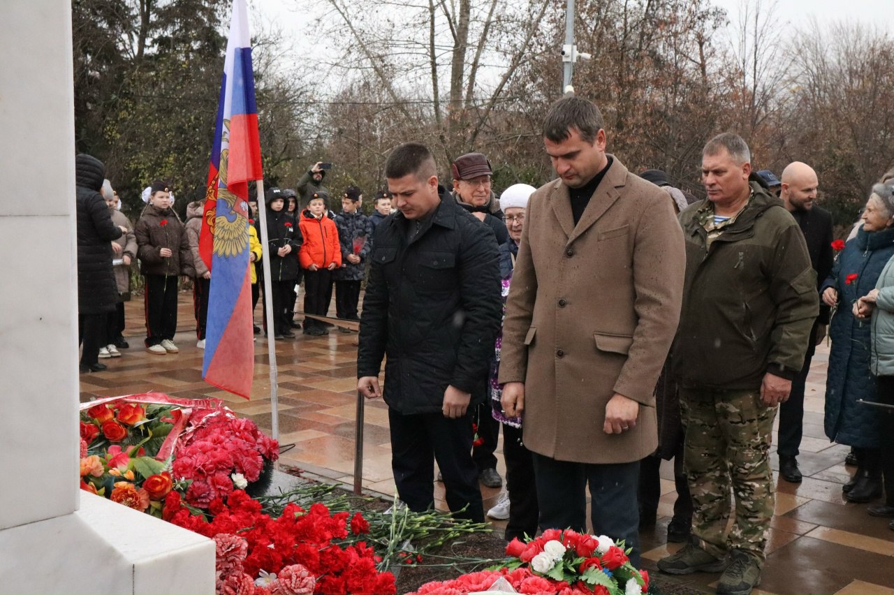 Сегодня в день 83-й годовщины контрнаступления советских войск под Сталинградом во всех муниципальных образованиях Волгоградской области с участием депутатов проходят патриотические акции Сегодня в день 83-й годовщины контрнаступления советских войск под Сталинградом во всех муниципальных образованиях Волгоградской области с участием депутатов проходят патриотические акции