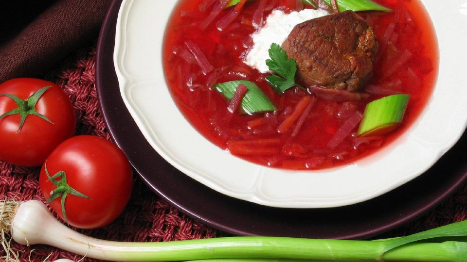 Борщ будет ярким, как на картинке: секрет не в добавлении уксуса или лимона