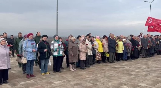 Сегодня, в День 83-й годовщины начала контрнаступления советских войск под Сталинградом, волжане возложили цветы к памятнику павшим воинам