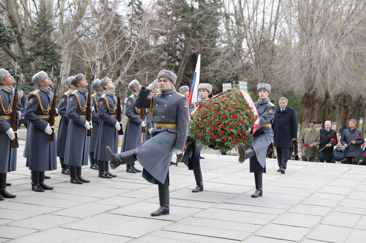 Цветы и венки легли к Вечному огню на Мамаевом кургане в память о защитниках Родины
