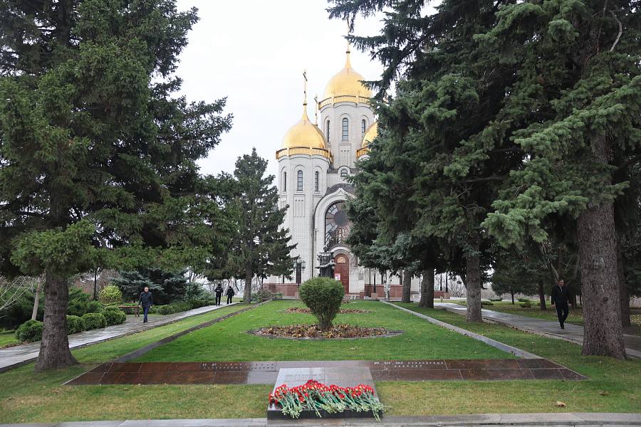 Андрей Бочаров на Мамаевом кургане почтил память защитников Сталинграда Андрей Бочаров на Мамаевом кургане почтил память защитников Сталинграда