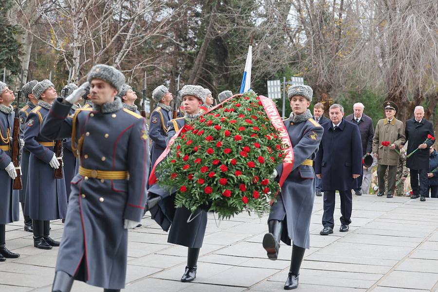 Андрей Бочаров на Мамаевом кургане почтил память защитников Сталинграда Андрей Бочаров на Мамаевом кургане почтил память защитников Сталинграда