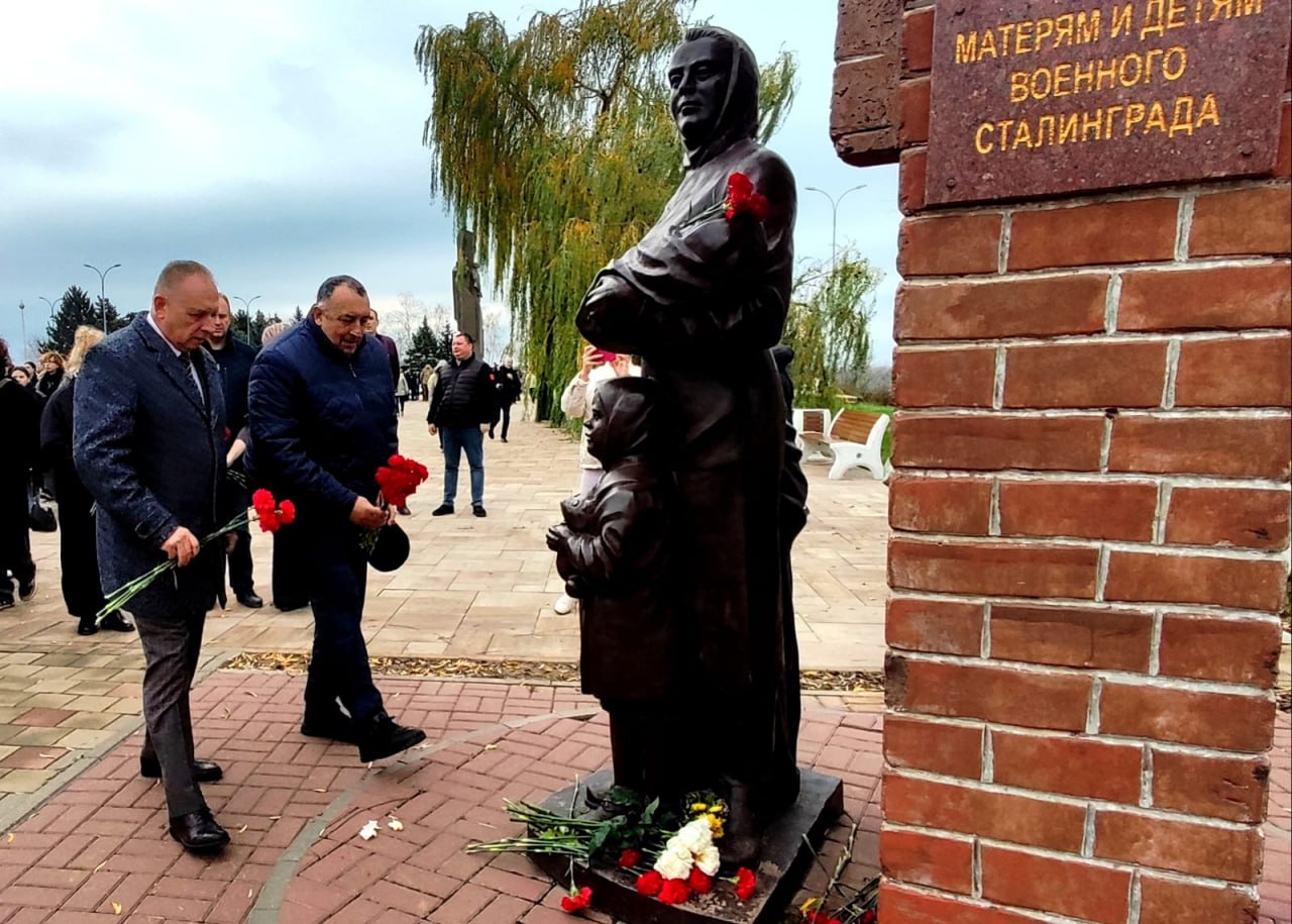 Сегодня в день 83-й годовщины контрнаступления советских войск под Сталинградом во всех муниципальных образованиях Волгоградской области с участием депутатов проходят патриотические акции Сегодня в день 83-й годовщины контрнаступления советских войск под Сталинградом во всех муниципальных образованиях Волгоградской области с участием депутатов проходят патриотические акции