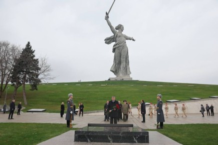 Андрей Бочаров на Мамаевом кургане почтил память защитников Сталинграда