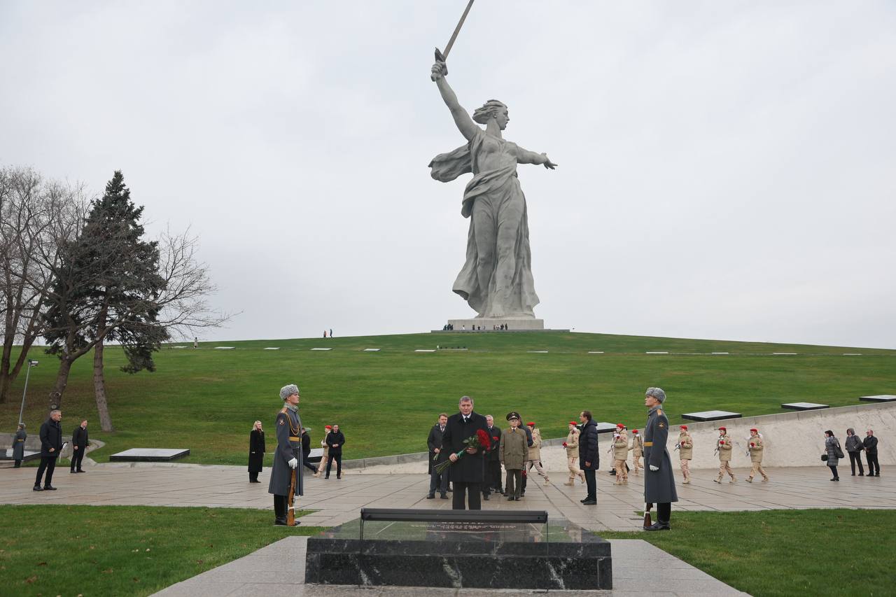 Андрей Бочаров на Мамаевом кургане почтил память защитников Сталинграда