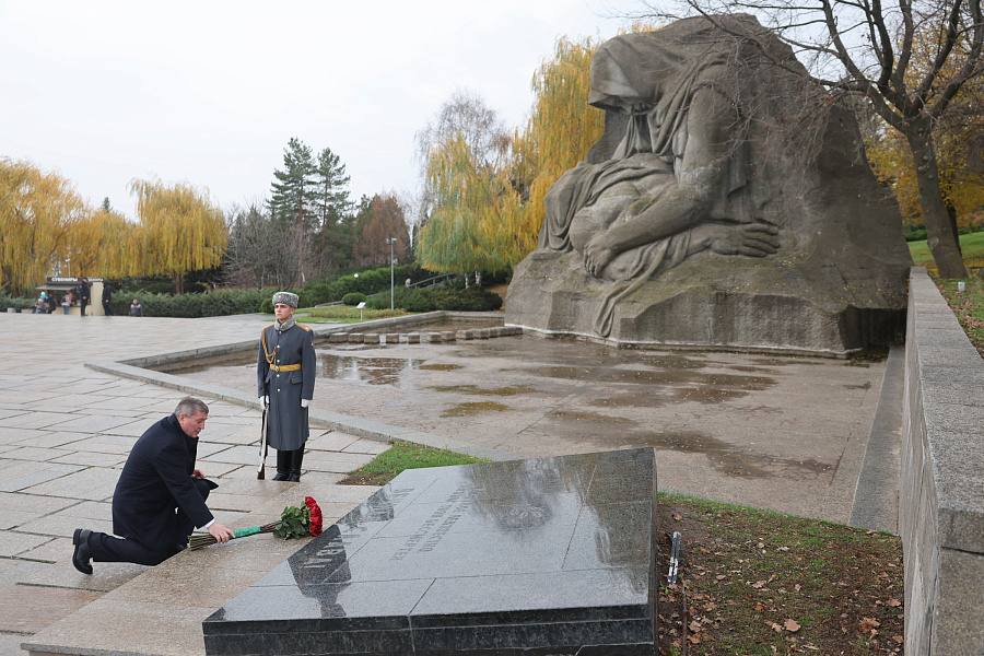 Андрей Бочаров на Мамаевом кургане почтил память защитников Сталинграда Андрей Бочаров на Мамаевом кургане почтил память защитников Сталинграда