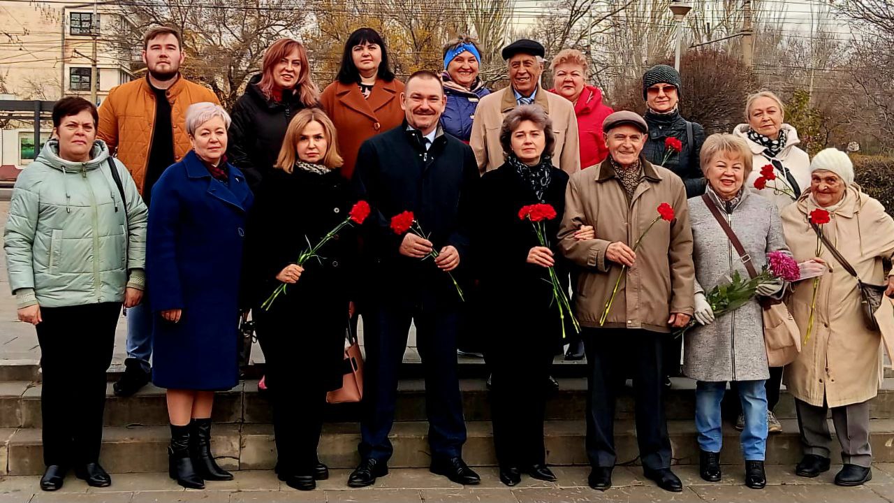 Сегодня мы отмечаем знаменательную дату для всей нашей страны:19 ноября 1942 года - начало контрнаступления советских войск под Сталинградом