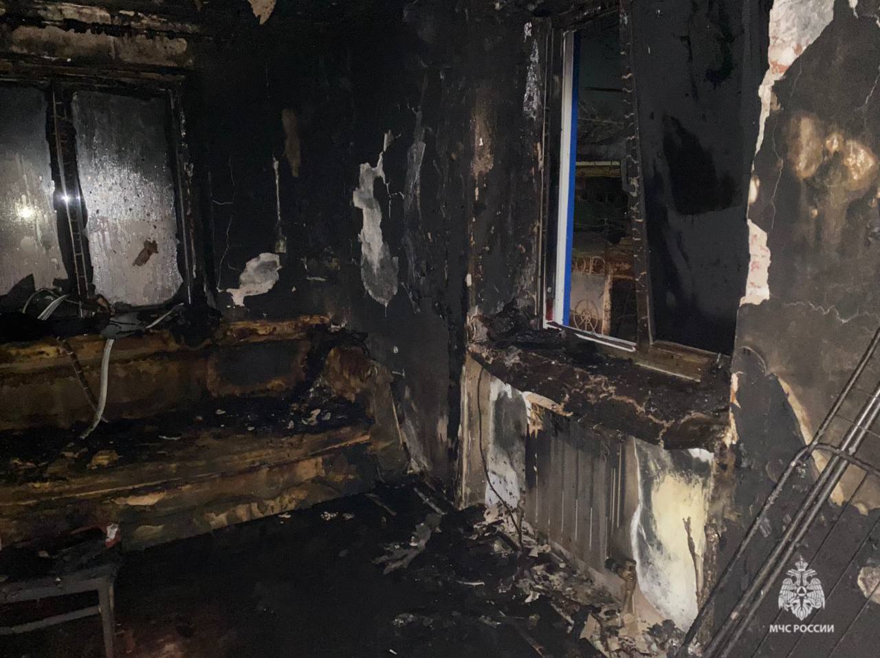 18 ноября в рабочем поселке Октябрьский огонь охватил домашние вещи на 16 квадратах 18 ноября в рабочем поселке Октябрьский огонь охватил домашние вещи на 16 квадратах