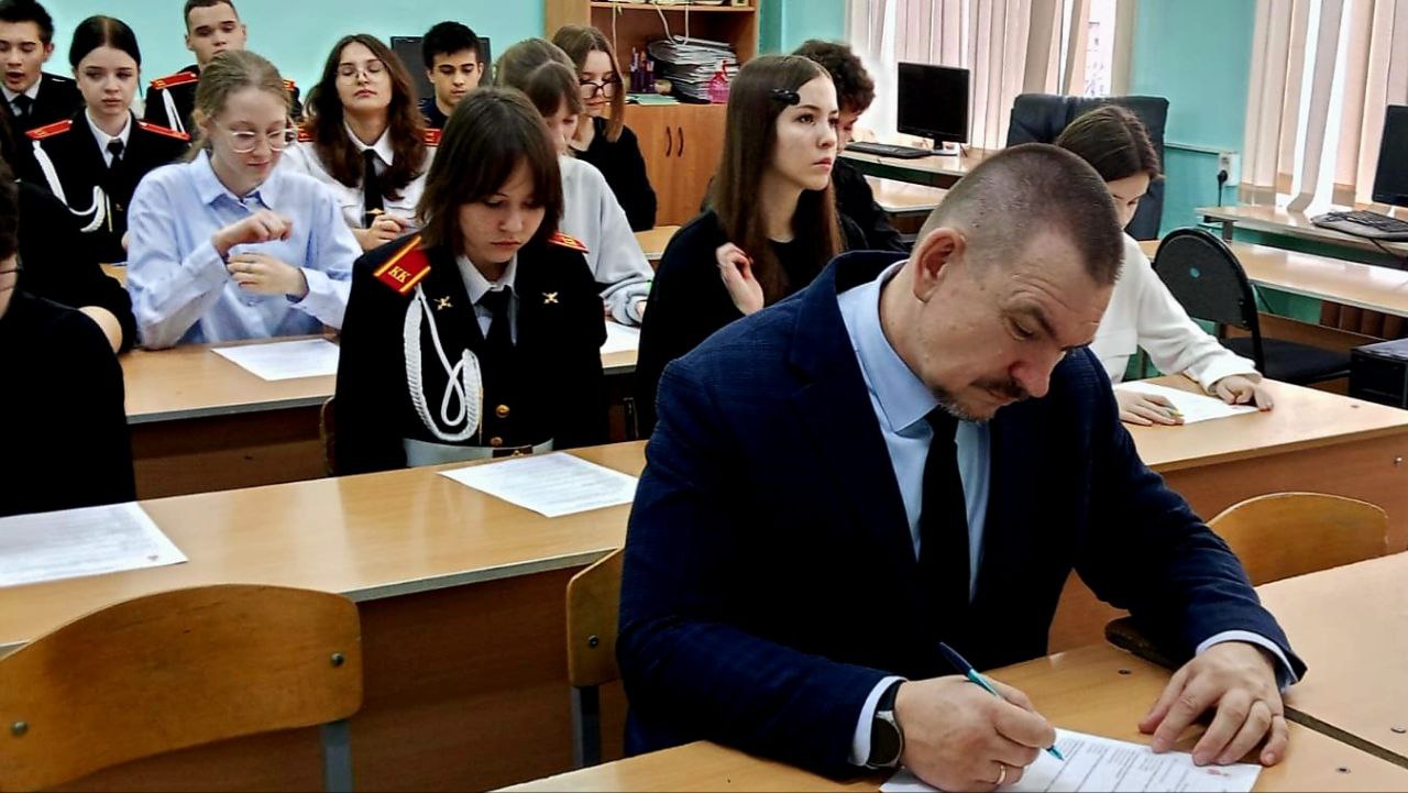 Сегодня мы отмечаем знаменательную дату для всей нашей страны:19 ноября 1942 года - начало контрнаступления советских войск под Сталинградом Сегодня мы отмечаем знаменательную дату для всей нашей страны:19 ноября 1942 года - начало контрнаступления советских войск под Сталинградом