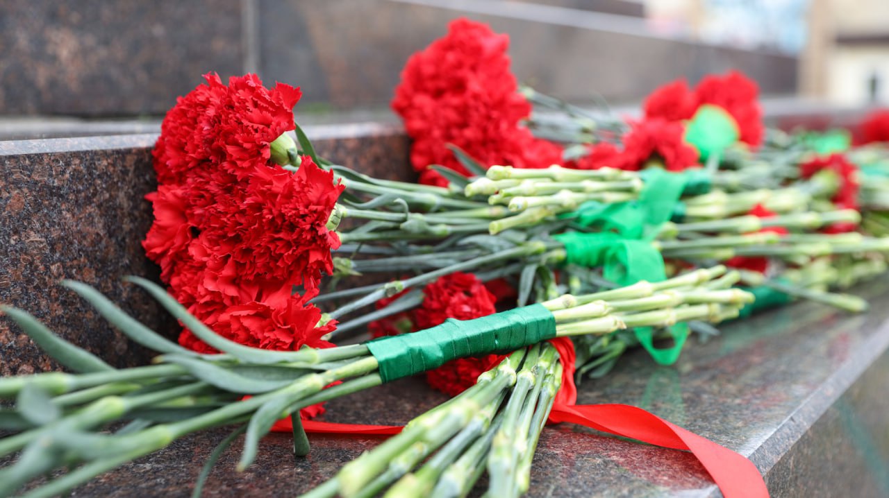 Сегодня в день 83-й годовщины контрнаступления советских войск под Сталинградом во всех муниципальных образованиях Волгоградской области с участием депутатов проходят патриотические акции Сегодня в день 83-й годовщины контрнаступления советских войск под Сталинградом во всех муниципальных образованиях Волгоградской области с участием депутатов проходят патриотические акции