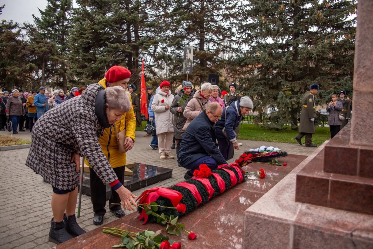 Сегодня в день 83-й годовщины контрнаступления советских войск под Сталинградом во всех муниципальных образованиях Волгоградской области с участием депутатов проходят патриотические акции Сегодня в день 83-й годовщины контрнаступления советских войск под Сталинградом во всех муниципальных образованиях Волгоградской области с участием депутатов проходят патриотические акции
