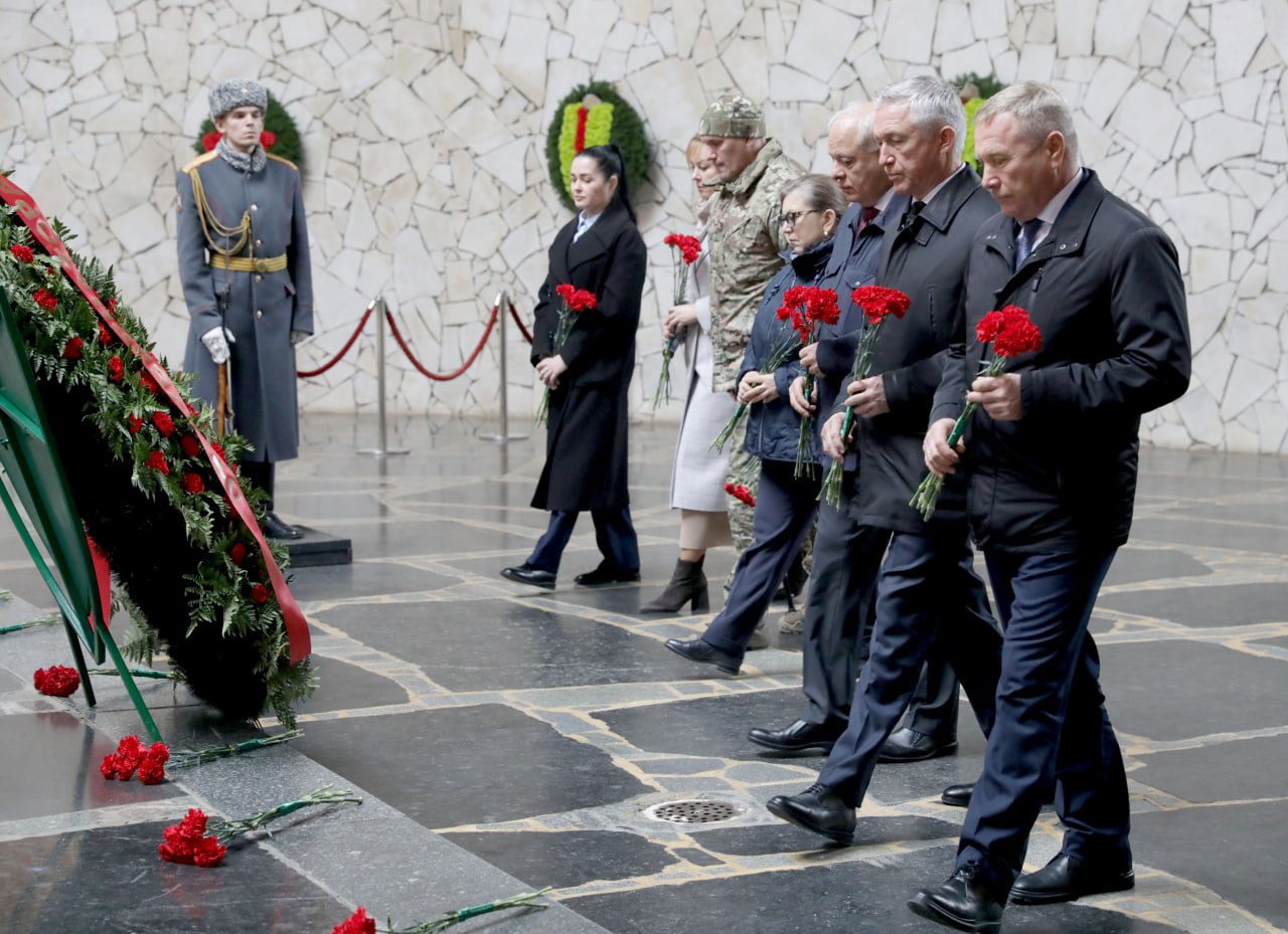 Цветы и венки легли к Вечному огню на Мамаевом кургане в память о защитниках Родины Цветы и венки легли к Вечному огню на Мамаевом кургане в память о защитниках Родины
