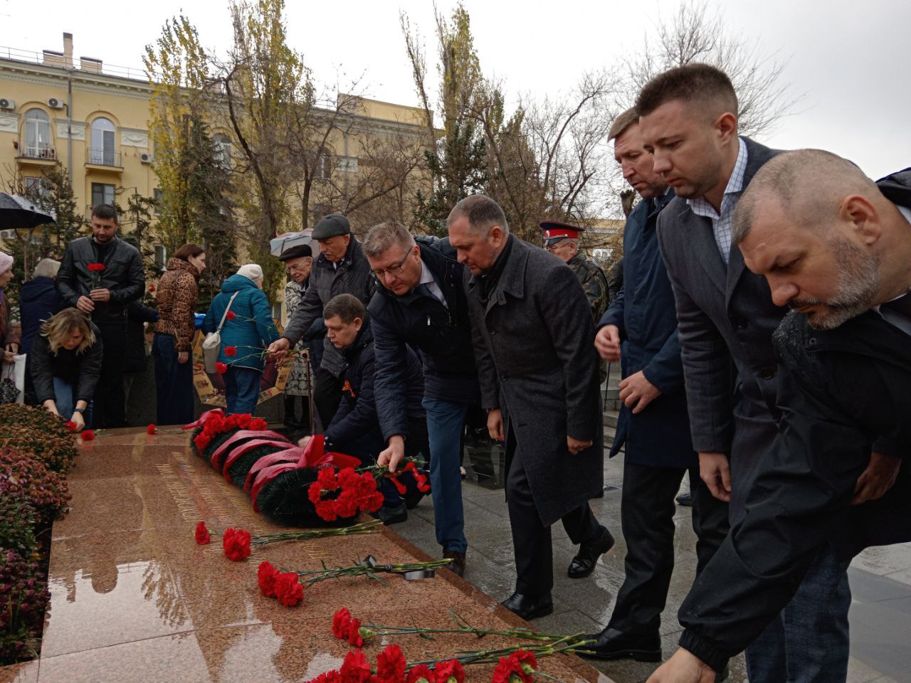 Сегодня в день 83-й годовщины контрнаступления советских войск под Сталинградом во всех муниципальных образованиях Волгоградской области с участием депутатов проходят патриотические акции Сегодня в день 83-й годовщины контрнаступления советских войск под Сталинградом во всех муниципальных образованиях Волгоградской области с участием депутатов проходят патриотические акции