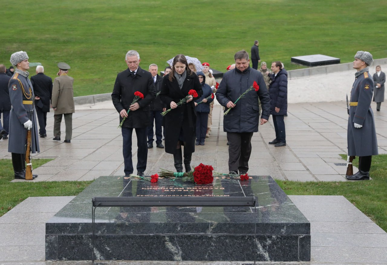 Цветы и венки легли к Вечному огню на Мамаевом кургане в память о защитниках Родины Цветы и венки легли к Вечному огню на Мамаевом кургане в память о защитниках Родины