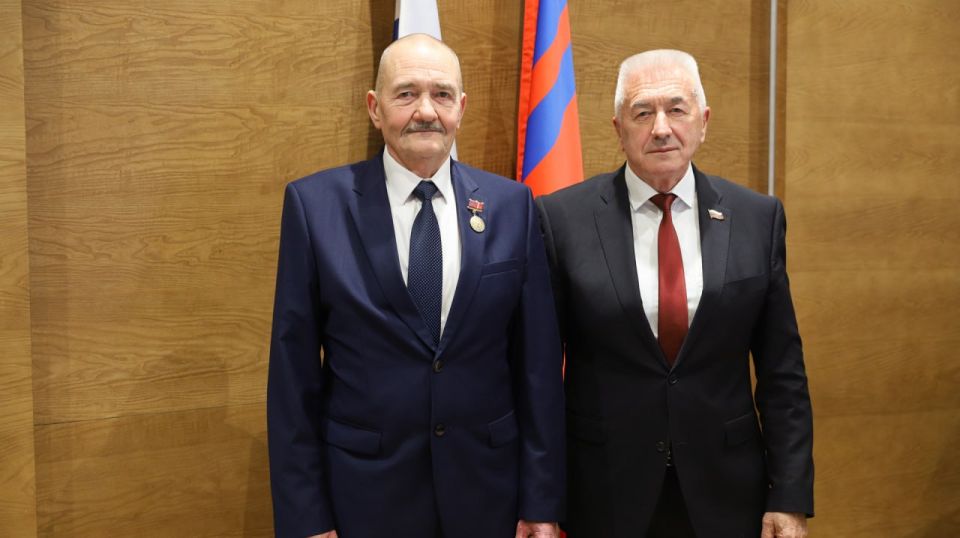 Почетный знак Волгоградской области «За заслуги в развитии законодательства и парламентаризма» Юрию Стаднику вручил председатель Волгоградской областной Думы Александр Блошкин