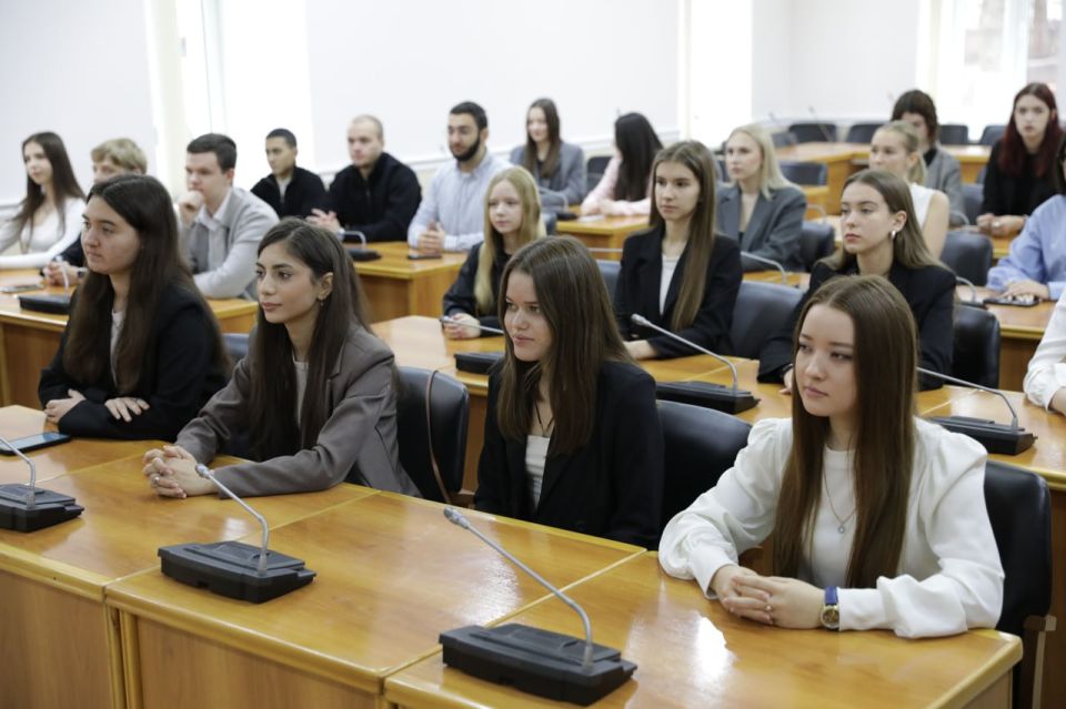 Сегодня депутаты гордумы Дмитрий Дильман и Татьяна Краснова обсудили вопросы местного самоуправления с первокурсниками факультета государственного и муниципального управления ВИУ РАНХиГС