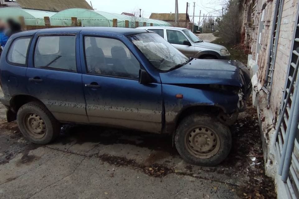 Под Волгоградом водитель на «Ниве» въехал в здание и пострадал