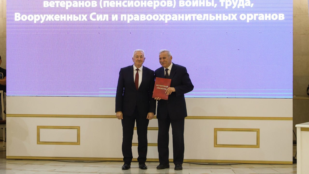 Руководитель областного совета ветеранов, председатель Волгоградской областной Думы Александр Блошкин поблагодарил главу региона и ветеранское сообщество за оказанное ему доверие, подтвердив готовность и впредь с высокой... Руководитель областного совета ветеранов, председатель Волгоградской областной Думы Александр Блошкин поблагодарил главу региона и ветеранское сообщество за оказанное ему доверие, подтвердив готовность и впредь с высокой...