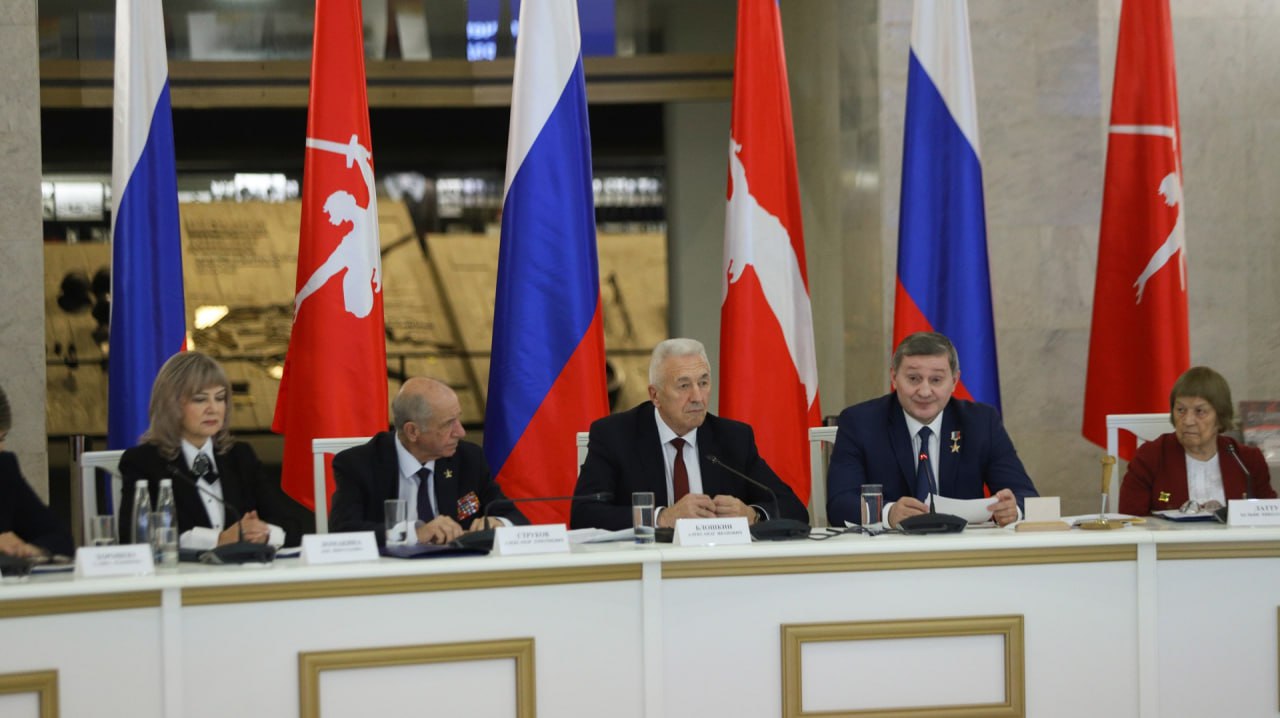 Руководитель областного совета ветеранов, председатель Волгоградской областной Думы Александр Блошкин поблагодарил главу региона и ветеранское сообщество за оказанное ему доверие, подтвердив готовность и впредь с высокой... Руководитель областного совета ветеранов, председатель Волгоградской областной Думы Александр Блошкин поблагодарил главу региона и ветеранское сообщество за оказанное ему доверие, подтвердив готовность и впредь с высокой...