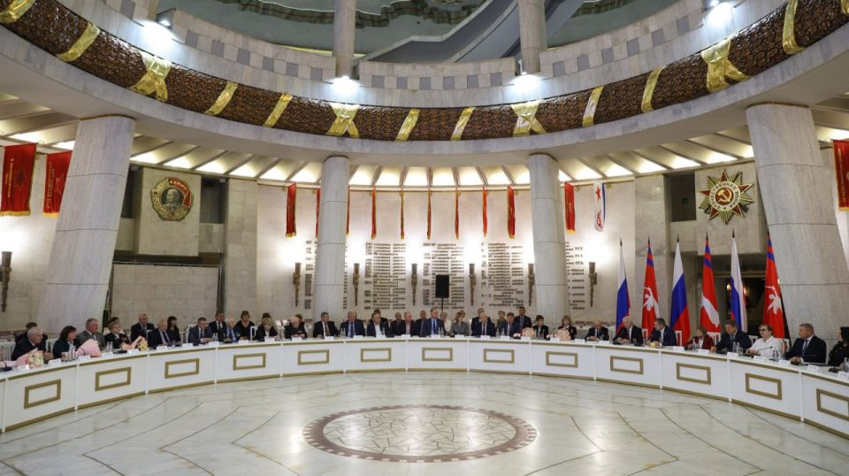 Руководитель областного совета ветеранов, председатель Волгоградской областной Думы Александр Блошкин поблагодарил главу региона и ветеранское сообщество за оказанное ему доверие, подтвердив готовность и впредь с высокой...