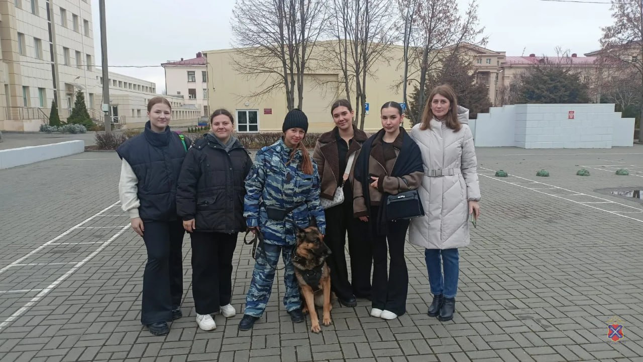 Сотрудники кинологической службы регионального Главка МВД провели встречу со студентами колледжа ВолГАУ и школьниками Сотрудники кинологической службы регионального Главка МВД провели встречу со студентами колледжа ВолГАУ и школьниками