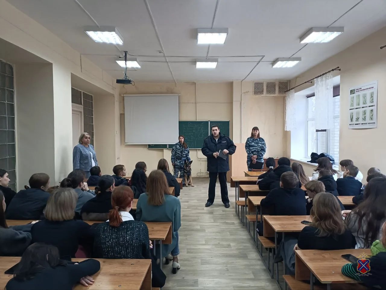 Сотрудники кинологической службы регионального Главка МВД провели встречу со студентами колледжа ВолГАУ и школьниками Сотрудники кинологической службы регионального Главка МВД провели встречу со студентами колледжа ВолГАУ и школьниками