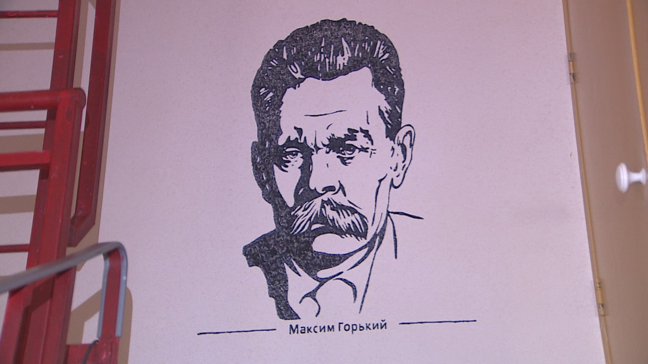 Житель Волгограда нарисовал в подъезде дома портреты поэтов и писателей Житель Волгограда нарисовал в подъезде дома портреты поэтов и писателей