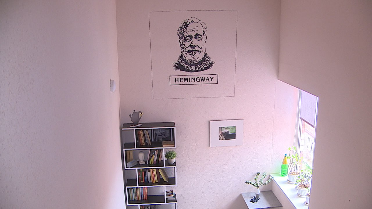 Житель Волгограда нарисовал в подъезде дома портреты поэтов и писателей Житель Волгограда нарисовал в подъезде дома портреты поэтов и писателей