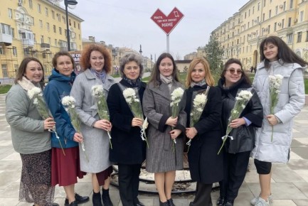 Накануне Дня матери я с радостью приняла участие в мероприятии, посвящённом открытию.на улице Дзержинского в Тракторозаводском районе красивого знака "Место, где все звонят маме", который символизирует нашу сердечную...