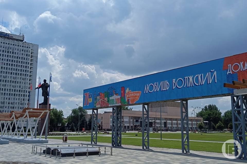 В Волжском открылась выставка детей с ОВЗ: 100 работ о котах