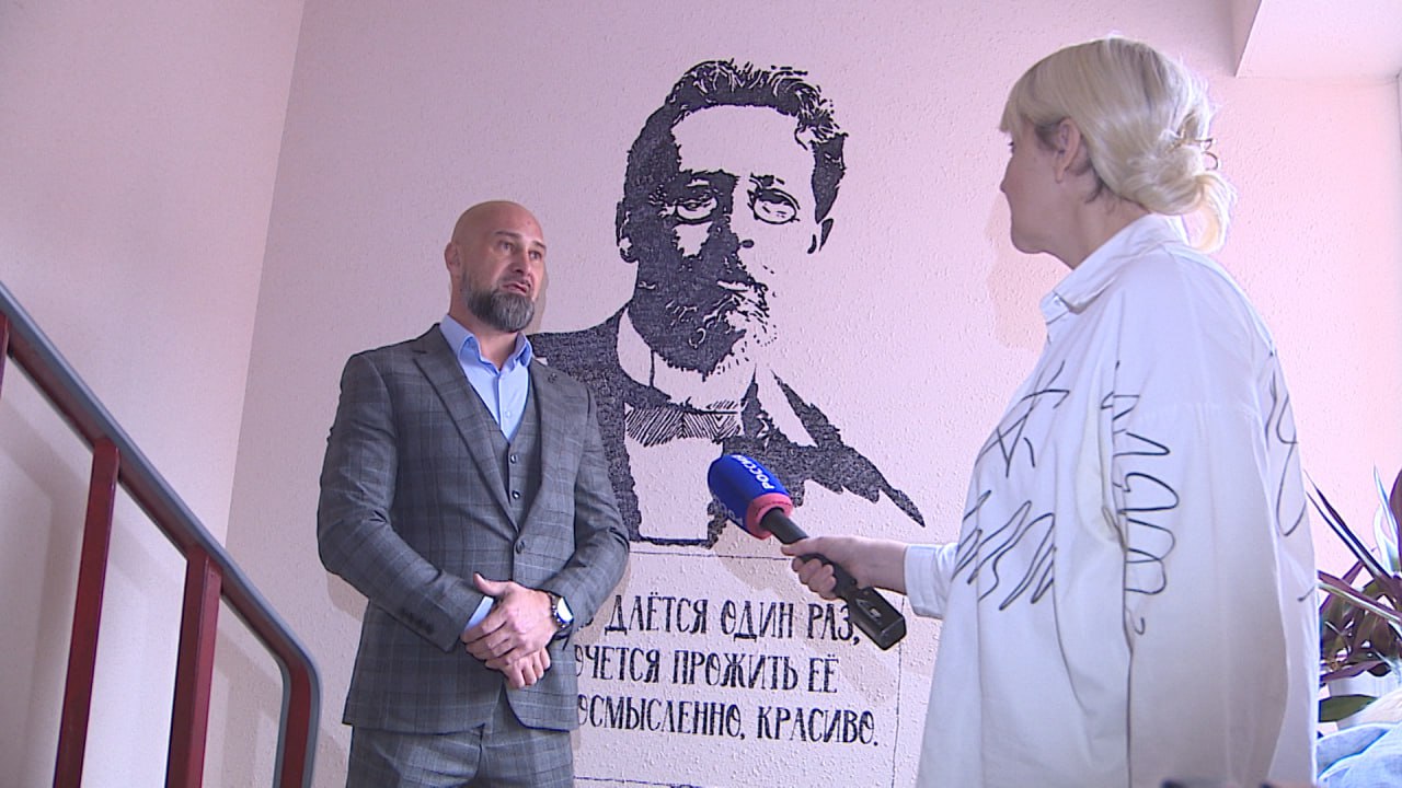 Житель Волгограда нарисовал в подъезде дома портреты поэтов и писателей Житель Волгограда нарисовал в подъезде дома портреты поэтов и писателей