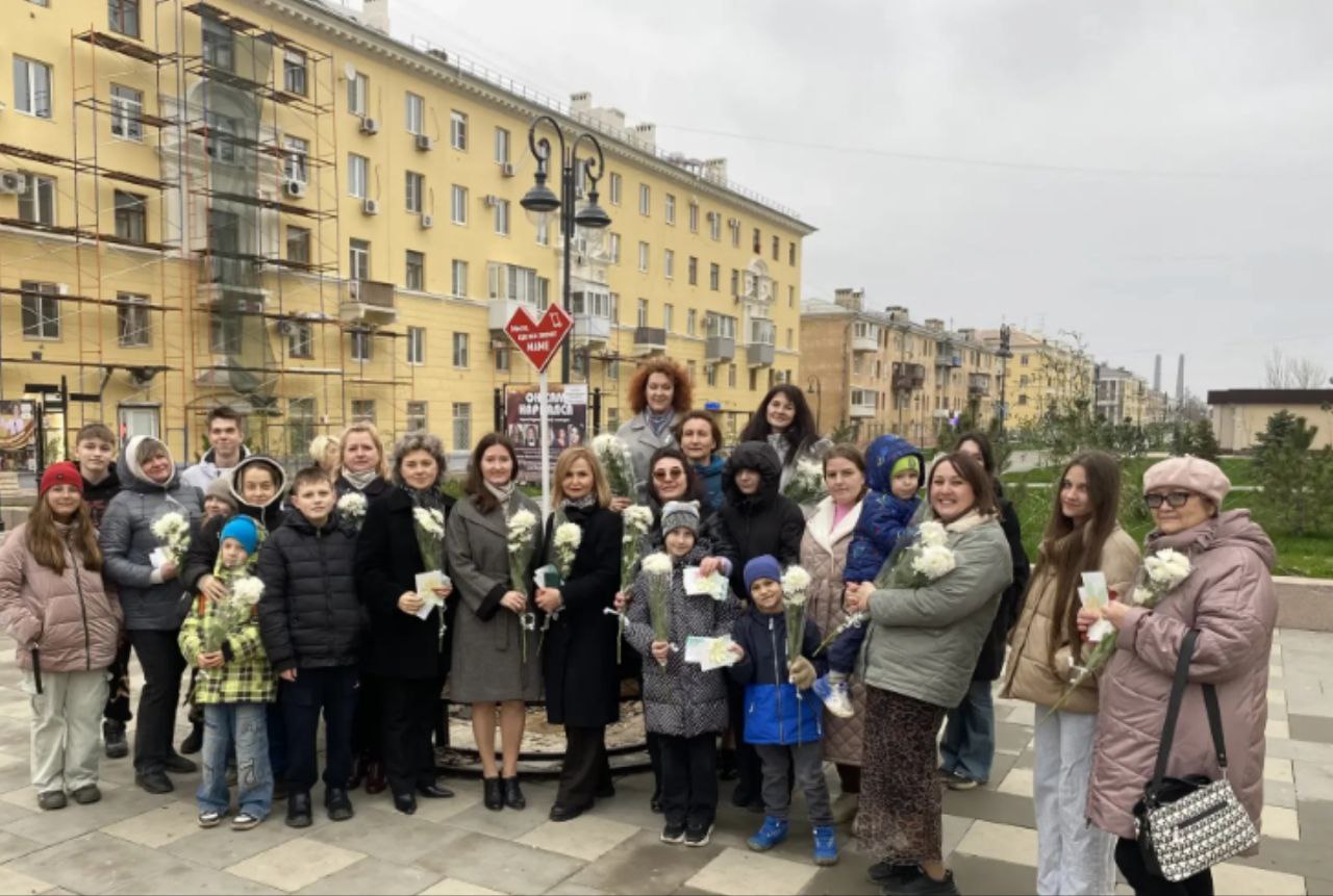 Накануне Дня матери я с радостью приняла участие в мероприятии, посвящённом открытию.на улице Дзержинского в Тракторозаводском районе красивого знака "Место, где все звонят маме", который символизирует нашу сердечную... Накануне Дня матери я с радостью приняла участие в мероприятии, посвящённом открытию.на улице Дзержинского в Тракторозаводском районе красивого знака "Место, где все звонят маме", который символизирует нашу сердечную...