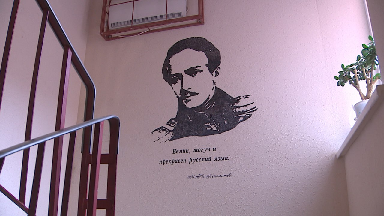 Житель Волгограда нарисовал в подъезде дома портреты поэтов и писателей Житель Волгограда нарисовал в подъезде дома портреты поэтов и писателей