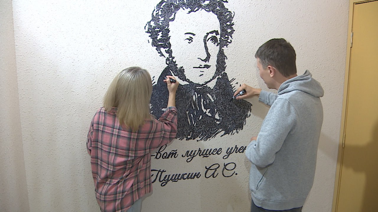 Житель Волгограда нарисовал в подъезде дома портреты поэтов и писателей Житель Волгограда нарисовал в подъезде дома портреты поэтов и писателей