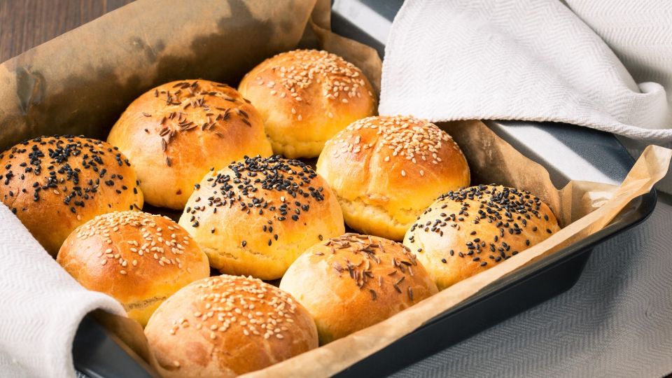 Побалуйте близких нежными булочками из капусты: сметут со стола мгновенно