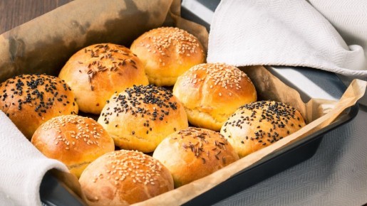 Побалуйте близких нежными булочками из капусты: сметут со стола мгновенно