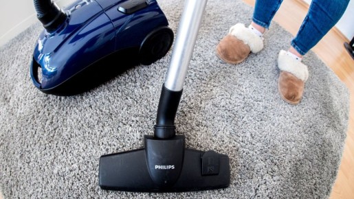 Посыпьте ковер этой смесью: через час от затхлого запаха и пыли не останется и следа