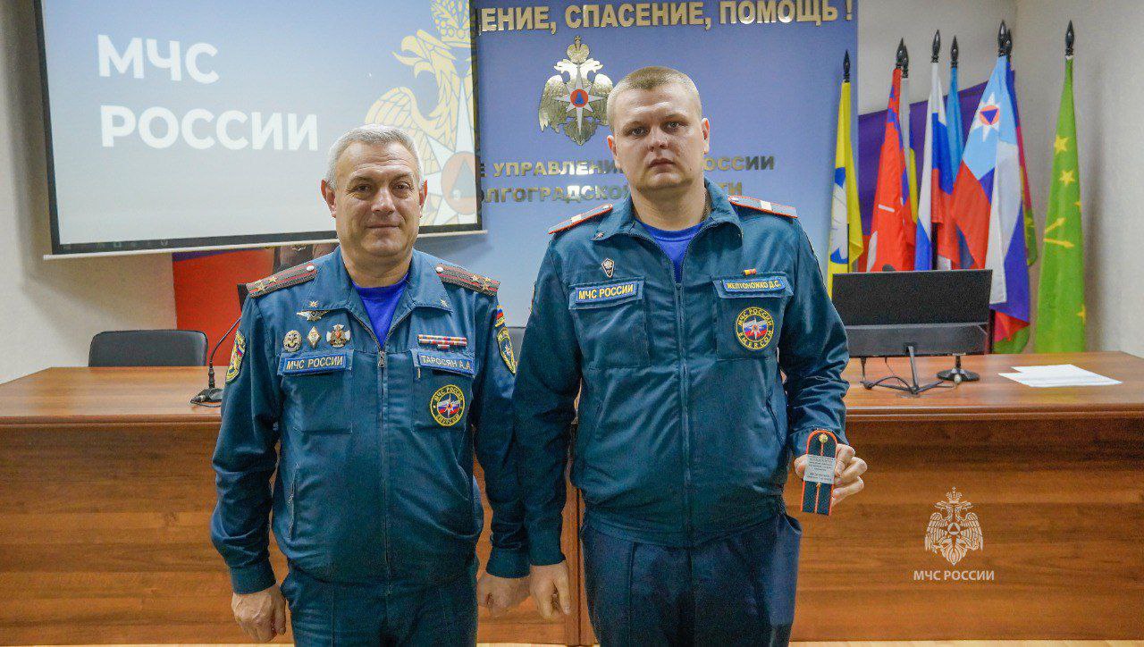 В Главном управлении МЧС России по Волгоградской области в торжественной обстановке вручили первые офицерские звания