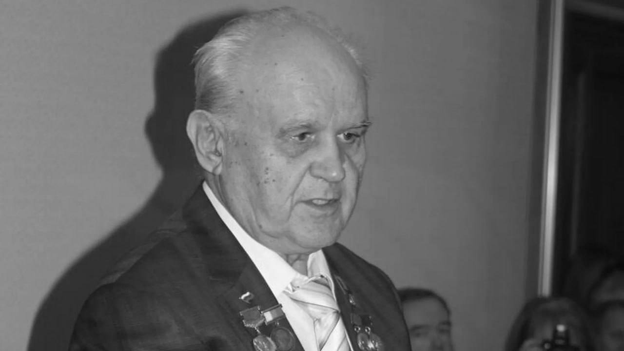 Создатель пусковых комплексов "Тополь" и "Искандер" Валериан Соболев скончался на 88-м году жизни в Волгограде после продолжительной болезни, сообщил РИА Новости друг его семьи Вячеслав Черепахин