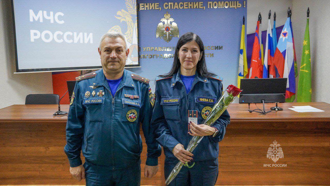 В Главном управлении МЧС России по Волгоградской области в торжественной обстановке вручили первые офицерские звания В Главном управлении МЧС России по Волгоградской области в торжественной обстановке вручили первые офицерские звания