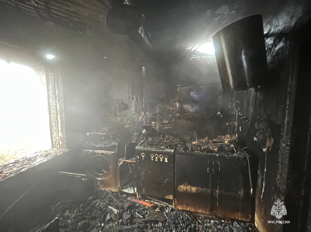 Курение - убивает. Сегодня рано утром в рабочем поселке Рудня Волгоградской области огонь отхватил жилой дом Курение - убивает. Сегодня рано утром в рабочем поселке Рудня Волгоградской области огонь отхватил жилой дом