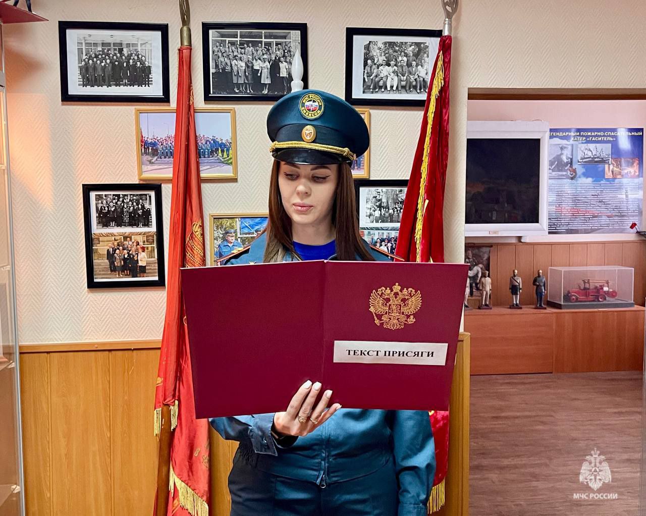 Сегодня в комнате воинской и боевой славы ГУ МЧС России пo Волгоградской области состоялась церемония принятия Присяги сотрудниками Федеральной противопожарной службы МЧС России Сегодня в комнате воинской и боевой славы ГУ МЧС России пo Волгоградской области состоялась церемония принятия Присяги сотрудниками Федеральной противопожарной службы МЧС России