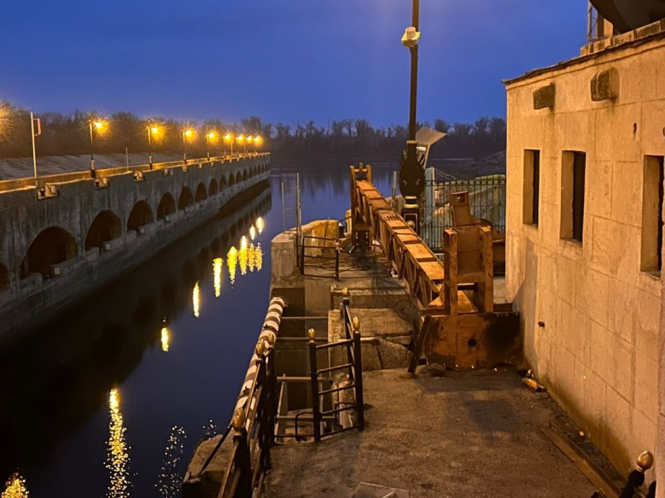 На юге Волгограда выясняют обстоятельства падения слесаря при ремонте шлюза