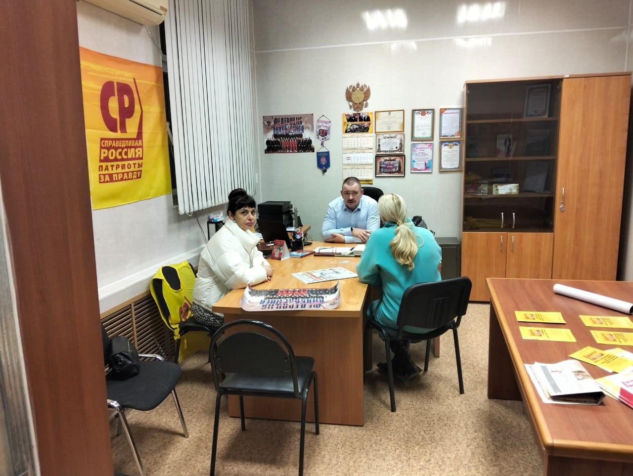 Жители города приходят на личные приёмы, как правило, пожаловаться, попросить помощи в решении каких либо проблем